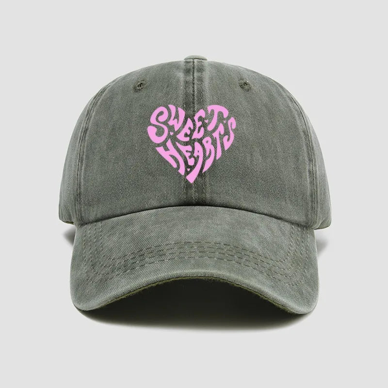 Gorra de béisbol rosa con estampado de letras en forma de corazón
