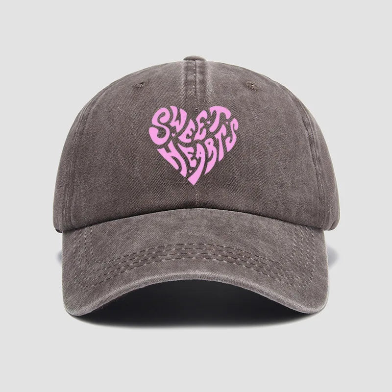 Gorra de béisbol rosa con estampado de letras en forma de corazón