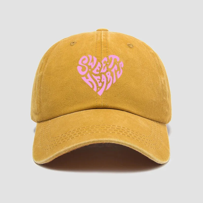 Gorra de béisbol rosa con estampado de letras en forma de corazón