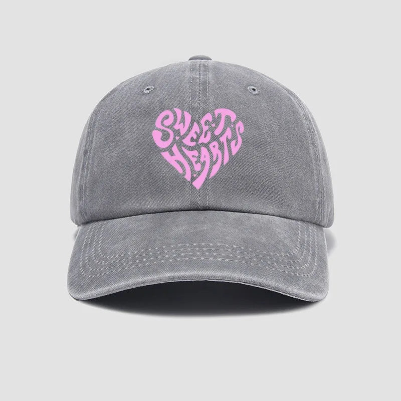 Gorra de béisbol rosa con estampado de letras en forma de corazón