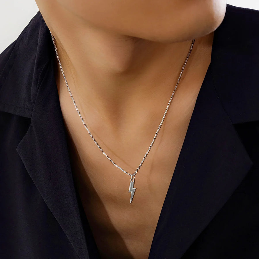 Collar con colgante de relámpago geométrico de Metal