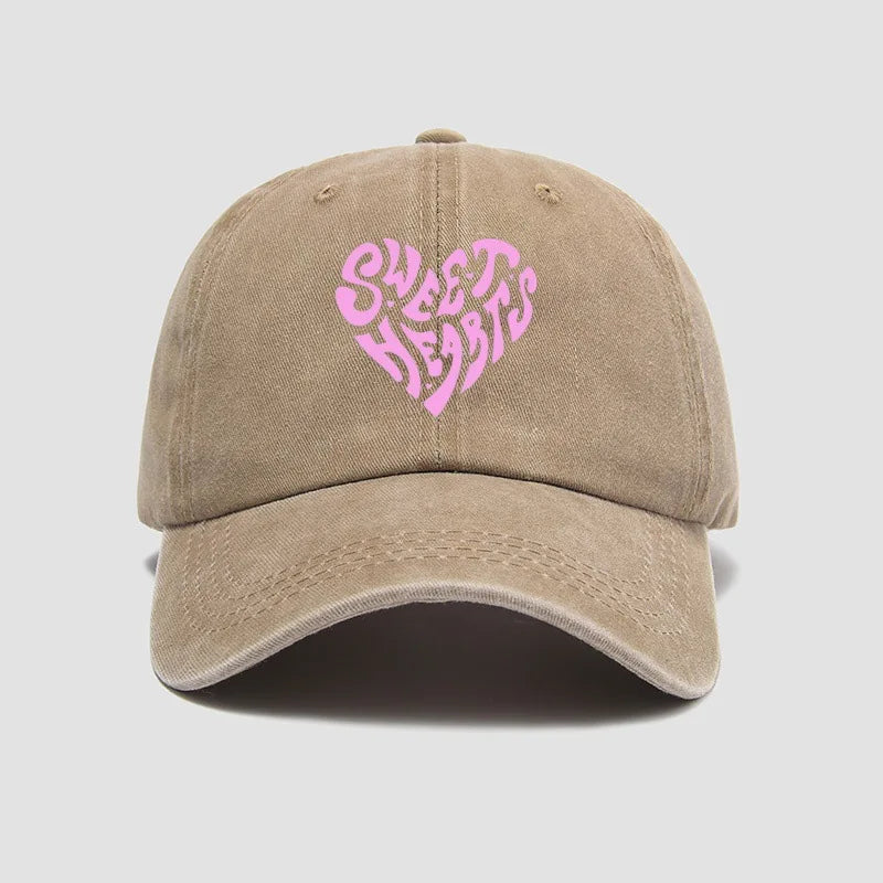 Gorra de béisbol rosa con estampado de letras en forma de corazón