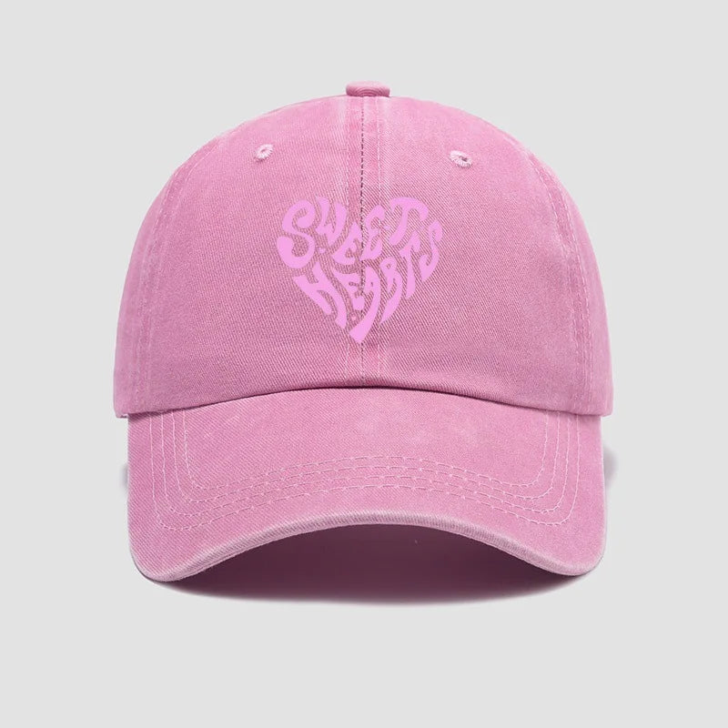 Gorra de béisbol rosa con estampado de letras en forma de corazón