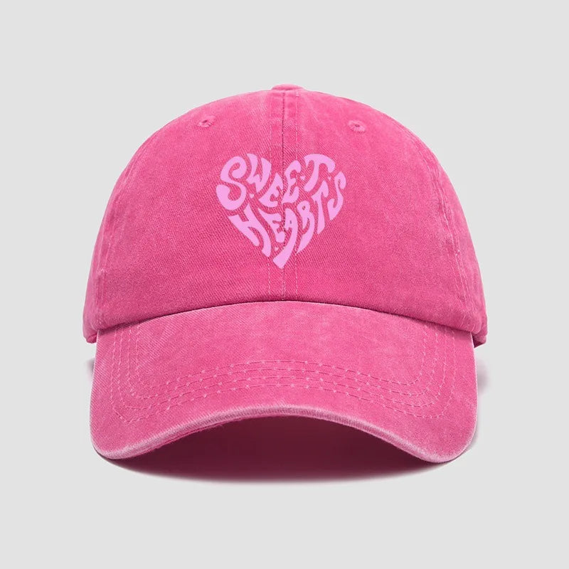 Gorra de béisbol rosa con estampado de letras en forma de corazón