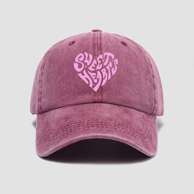 Gorra de béisbol rosa con estampado de letras en forma de corazón