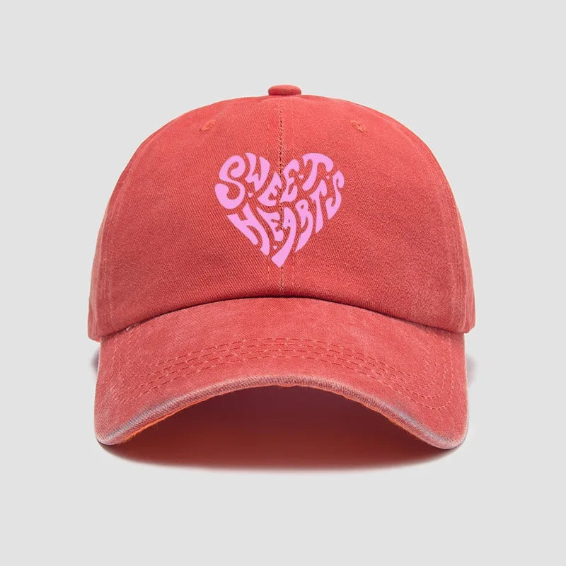 Gorra de béisbol rosa con estampado de letras en forma de corazón