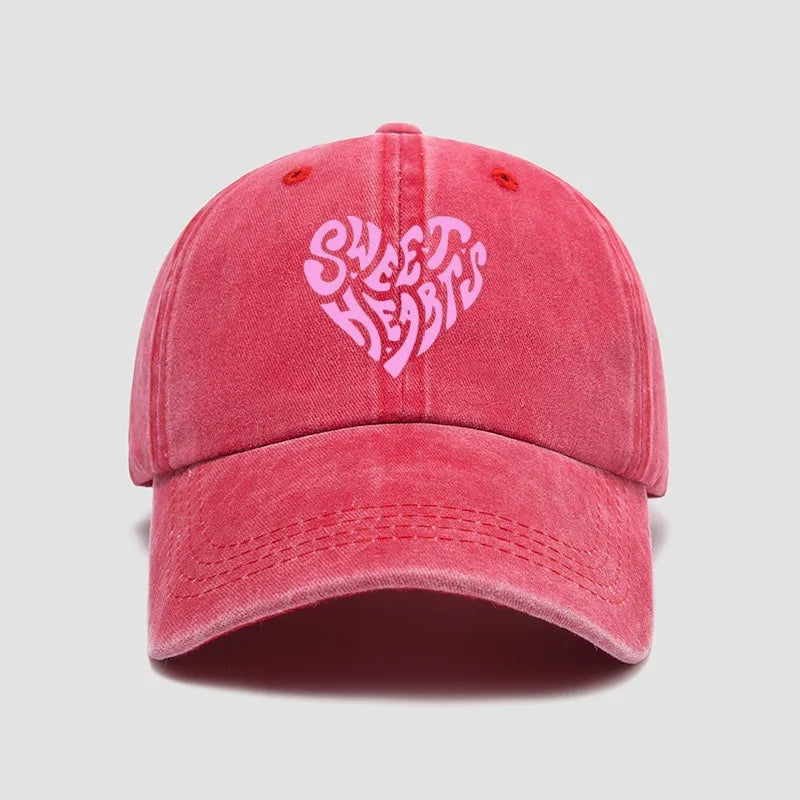 Gorra de béisbol rosa con estampado de letras en forma de corazón