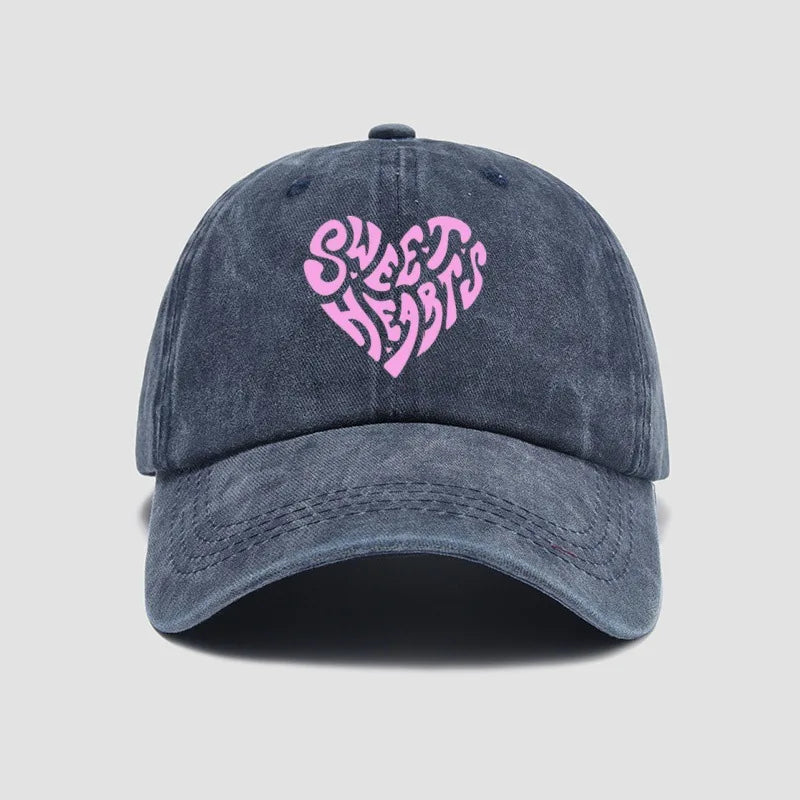 Gorra de béisbol rosa con estampado de letras en forma de corazón