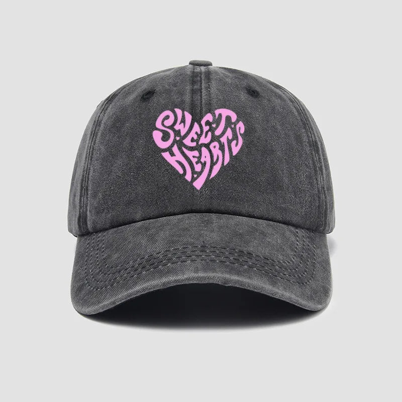 Gorra de béisbol rosa con estampado de letras en forma de corazón